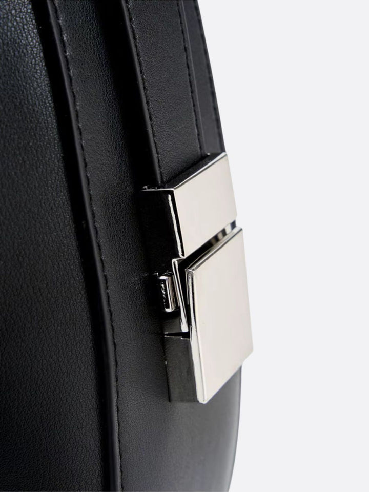 Bolso grande de piel con forma de media luna<br> Magna