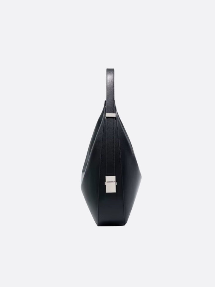 Bolso grande de piel con forma de media luna<br> Magna